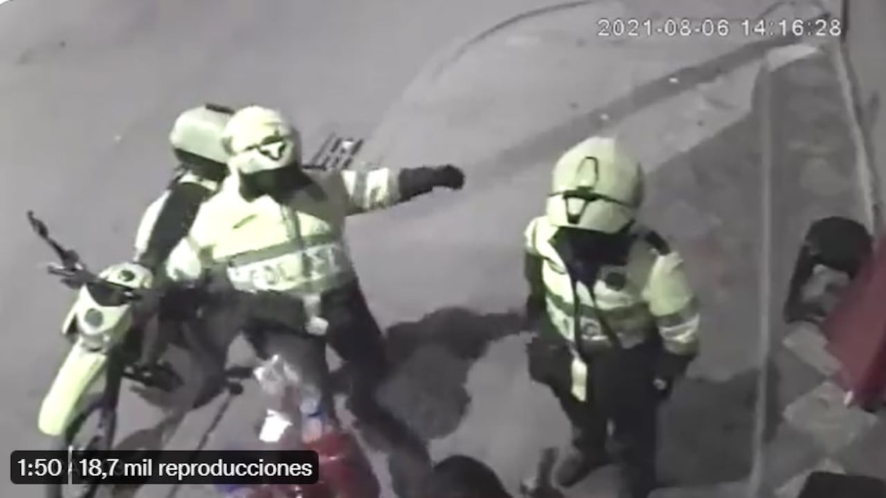 Policía ataca a una mujer en un puesto de tintos en Bogotá