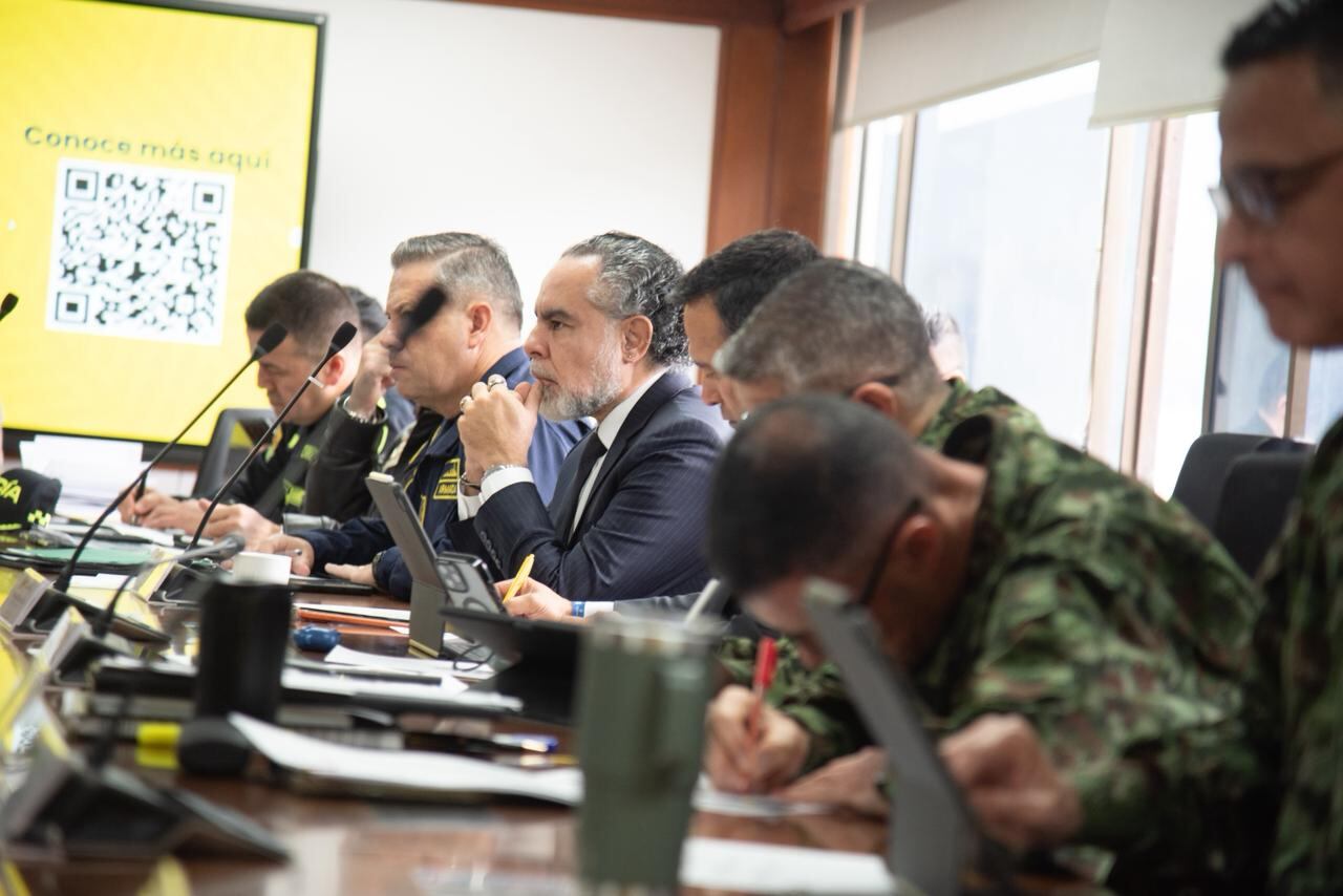 El ministro del Interior, Armando Benedetti, acompañado del Ejército, la Policía y la Armada.