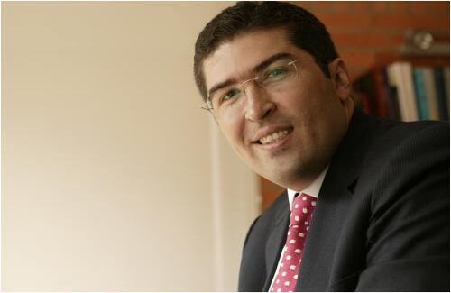 Hizo la tarea
Andrés Florez

Si el profesor pregunta quién hizo la tarea, Andrés Flórez es uno de los que levantan la mano. Prueba de ello es que tiene en su biblioteca, mezclado con las obras de Vargas Llosa, Orham Pamuk y el Ulises de James Joyce, que está leyendo por segunda vez, un código laboral que él mismo subrayó y comentó; un trabajo al que sólo se le miden los expertos. Este abogado javeriano, especializado en seguros, entendió que si la meta era vender exitosamente los últimos bancos públicos, había que entender esas leyes. Entró a la dirección del Fondo de Garantías de Instituciones Financieras (Fogafín) en noviembre de 2005 y durante este año privatizó Bancafé y Megabanco, por un valor superior a los tres billones de pesos, precio muy por encima de lo esperado. No es aficionado a ningún deporte en especial, le gusta comer platos exóticos y todo lo celebra con liche martini, su debilidad en cocteles. Para completar, hace menos de dos meses contrajo matrimonio con la tamb