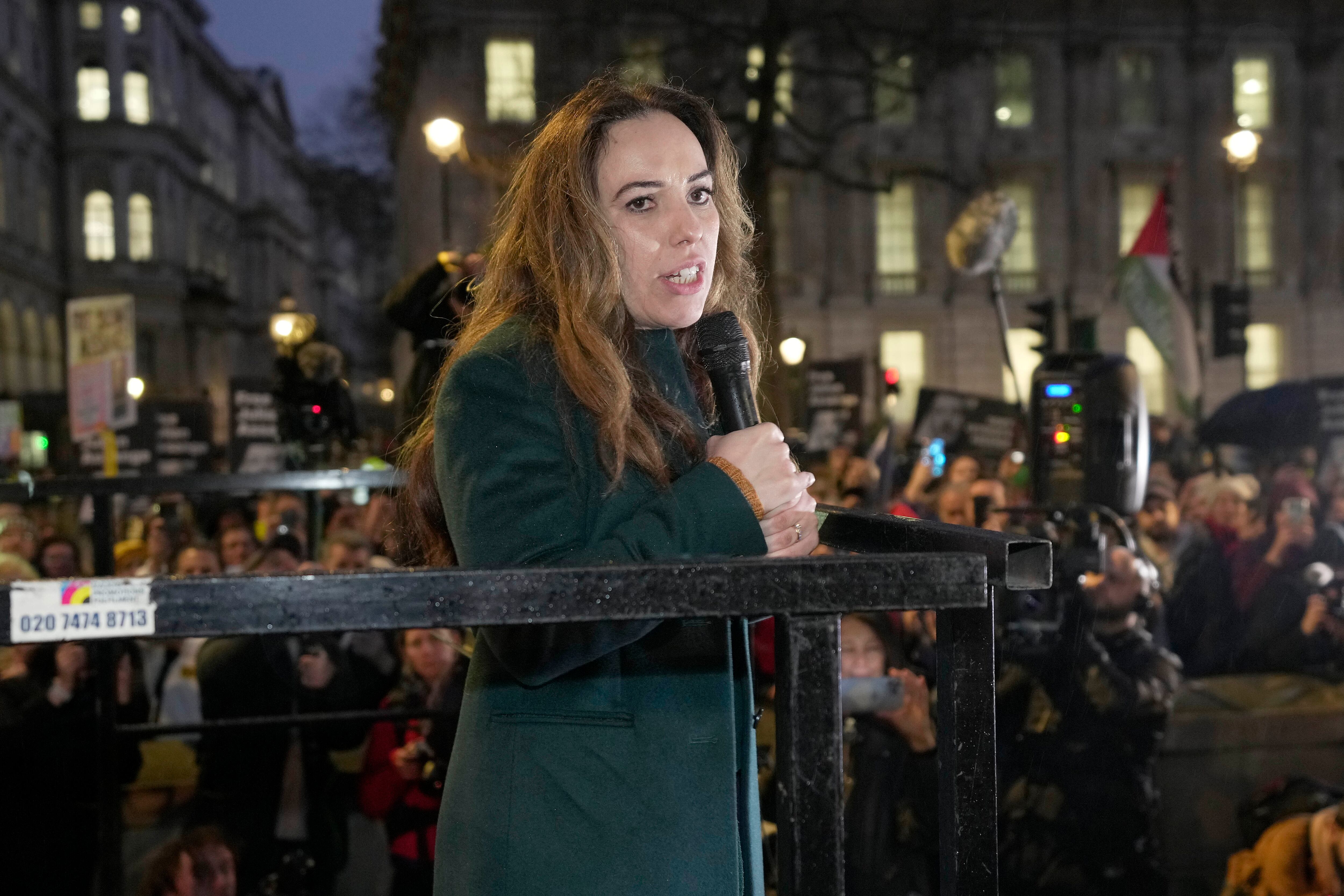 Stella Assange, esposa de Julian Assange, habla con los manifestantes después de una marcha hacia Downing Street al final de una audiencia de dos días en los Tribunales Reales de Justicia de Londres, el miércoles 21 de febrero de 2024.