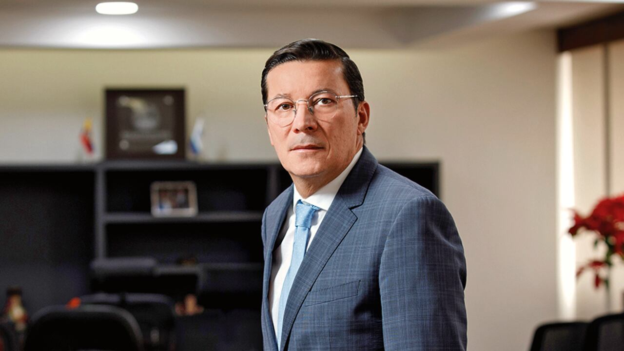 “El registrador Hernán Penagos tiene la obligación de cumplir el decreto del presidente. El decreto tiene fuerza vinculante, y el registrador no puede dejar de aplicarlo”.