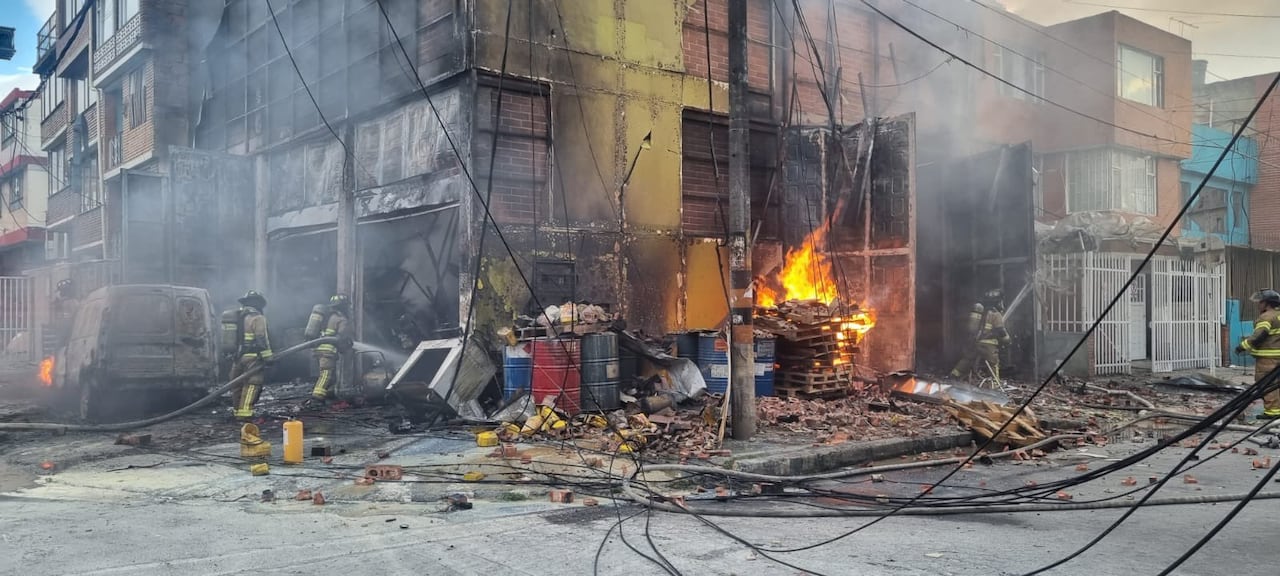 La conflagración se registró en una fábrica de pinturas en la calle 37 b sur con carrera 72 k.