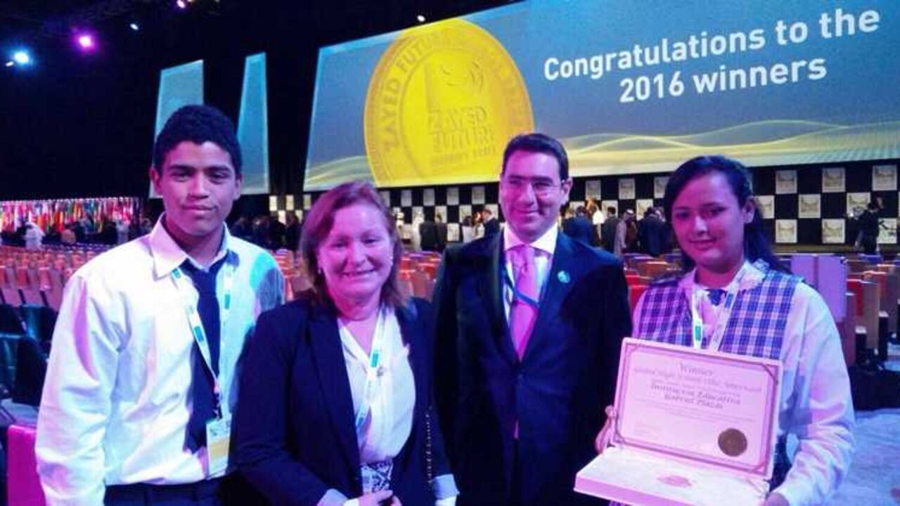 El grupo de jóvenes investigadores, coordinados por la profesora Yenny Arévalo Montenegro, idearon la construcción de un restaurante con un diseño bioclimático autosostenible.