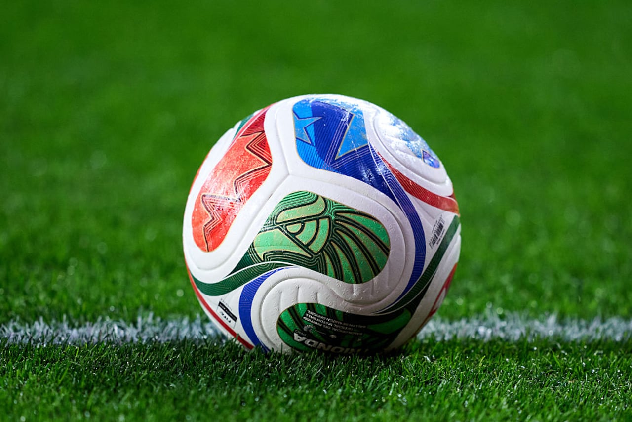 Con un relieve especial y costuras profundas, Trionda fue creado para mantener control y adherencia incluso bajo lluvia o humedad.