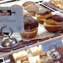 ¿Sabías que en ciudades como Madrid y Londres existen bakeries de lujo para perros y gatos? Allí, los productos son exclusivos, como si se tratara de una dulce boutique creada por el mismísimo Albert Adrià, el mejor chef pastelero del mundo.