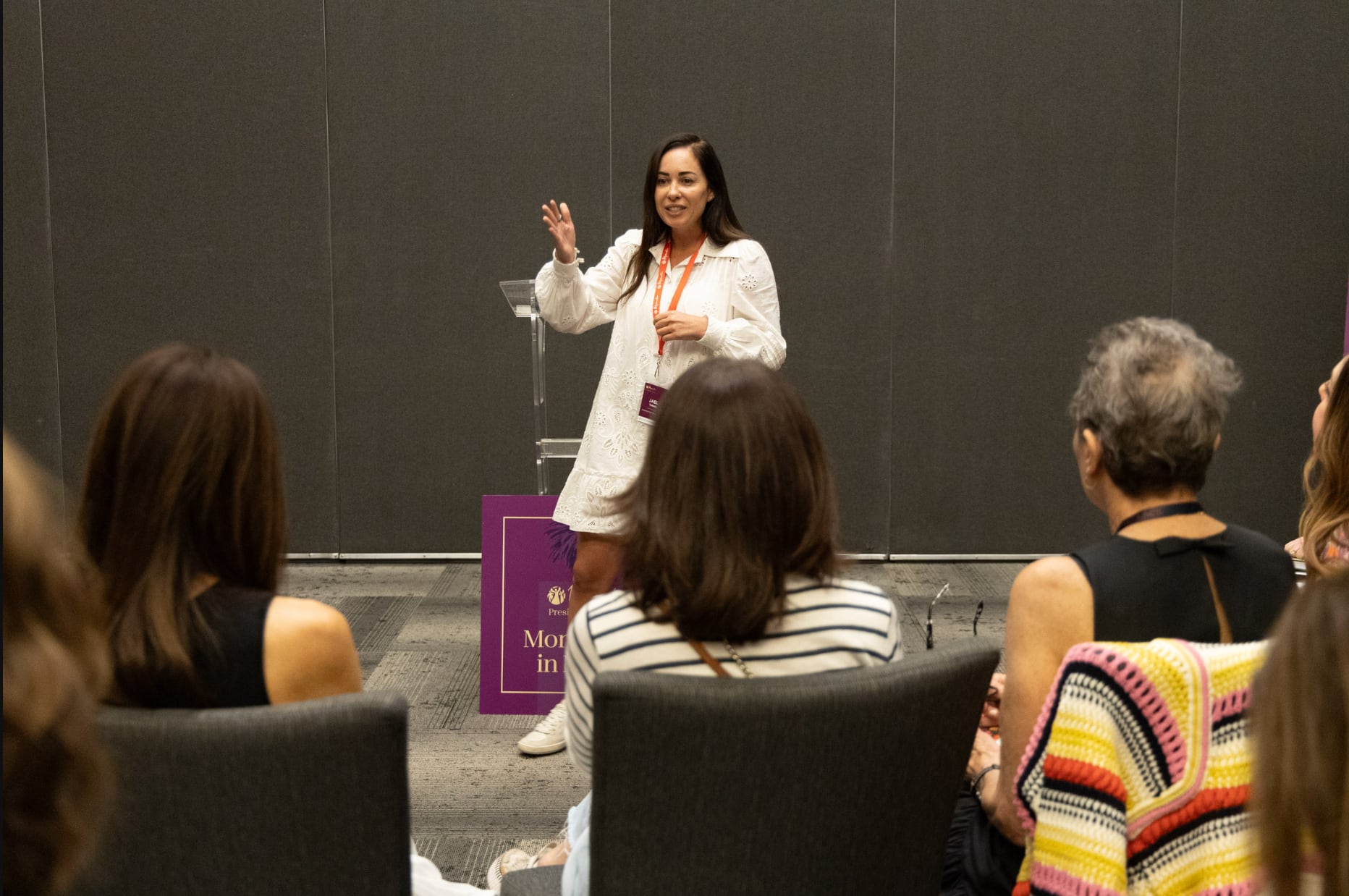 Jael Toledo, la psicoterapeuta y especialista en identidad femenina, visitó Colombia este 14 de mayo para una conferencia sobre la maternidad real vs. la idealizada, la presión de ser “la mamá perfecta”, salud mental femenina, relaciones madre-hija y cómo muchas mujeres sienten que perdieron su identidad después de ser mamás.