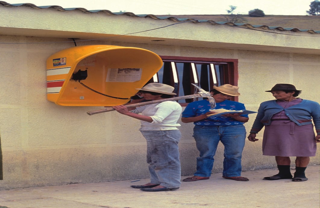 En 1998 se hizo la primera llamada a larga distancia. Muchas personas hacían uso de los teléfonos monederos para poder comunicarse con sus familiares a larga distancia