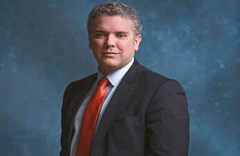 Iván Duque Márquez. Uno de los senadores del Centro Democrático que más ha sobresalido en los últimos dos años en el Congreso y en escenarios políticos y académicos es el abogado bogotano Iván Duque Márquez. Con el paso de los meses se ha convertido en uno de los principales contradictores del gobierno en los temas económicos, que son su fuerte, donde se ha lucido por la claridad y contundencia de sus argumentos.  Tanto aliados como adversarios destacan la seriedad con que aborda diversos temas, desde la venta de Isagén, los costos de Reficar, los problemas minero-energéticos hasta los acuerdos de La Habana donde defendió su posición y la del Centro Democrático en favor del voto por el No. Al contrario de otras figuras políticas, no genera resistencia porque es un hombre de ideas progresistas, que escucha a la contraparte y acoge sus posturas si las considera convenientes para el país. “La oposición debe venir acompañada de la proposición”, dice Duque, orgulloso de ejercer la política que siempre ha soñado, es decir, sin llevarla al plano personal y sin dogmatismos. Carecer de ellos es una de sus grandes cualidades como líder. Que se oponga al gobierno en la negociación con las Farc no significa que haya cerrado la puerta al diálogo. Al contrario, hace parte del trío de delegados del Centro Democrático para hablar con el gobierno sobre los cambios al acuerdo con las Farc, consciente de que solo mediante el diálogo será posible alcanzar la paz. Ejemplos como el de Duque muestran que ejercer la oposición puede significar contribuir al crecimiento y fortalecimiento de la sociedad. 