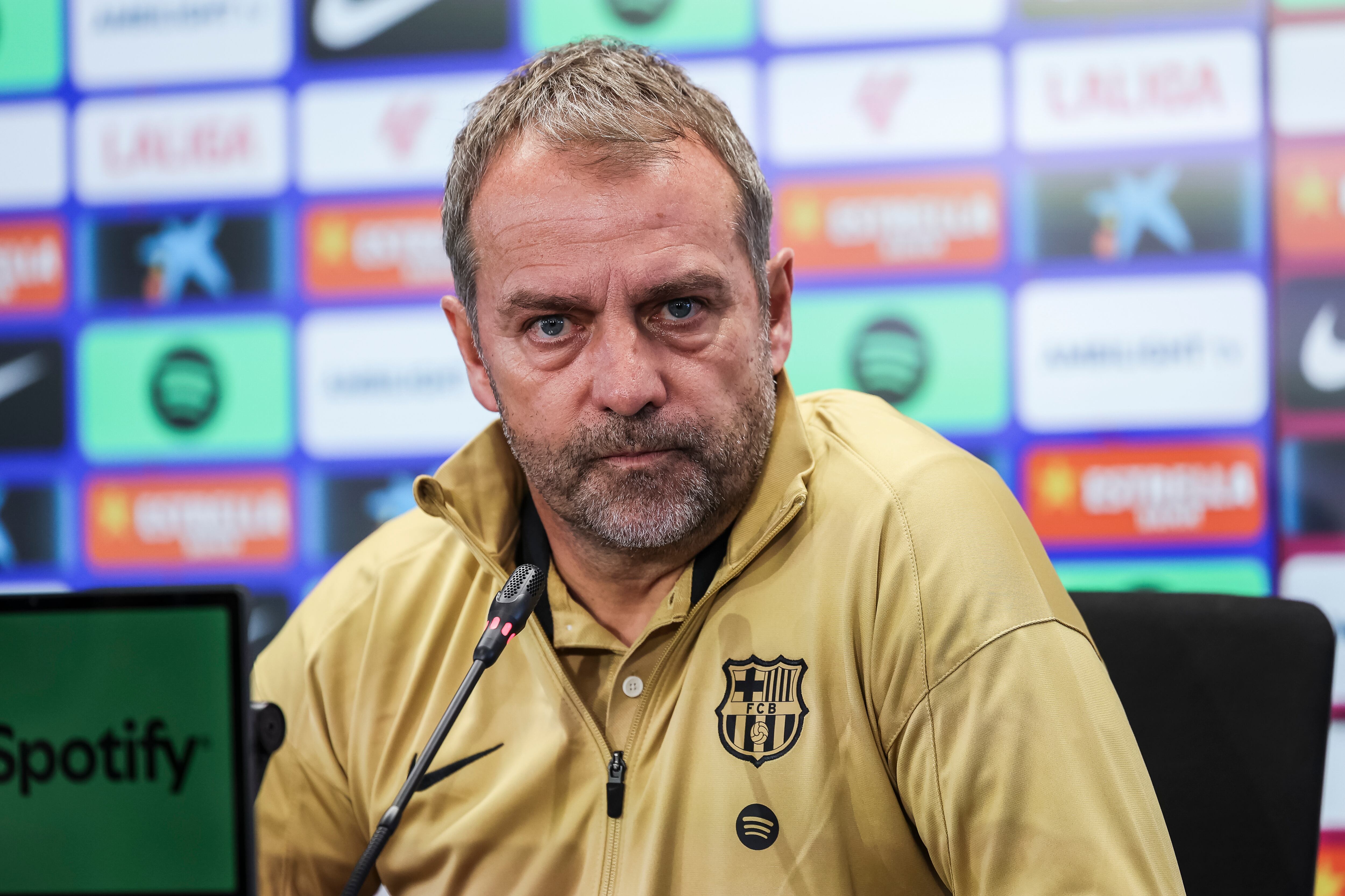 Flick habló por primera vez de la polémica por la inscripción de sus jugadores.