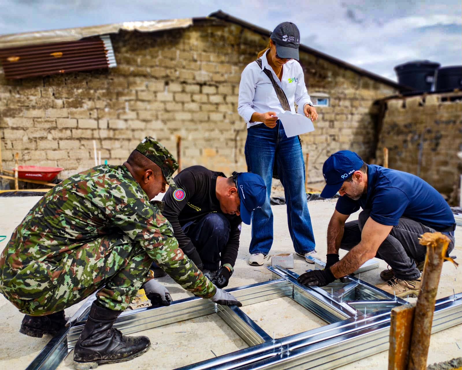Alianza público-privada entrega primera casa a damnificados del terremoto en el Chocó.