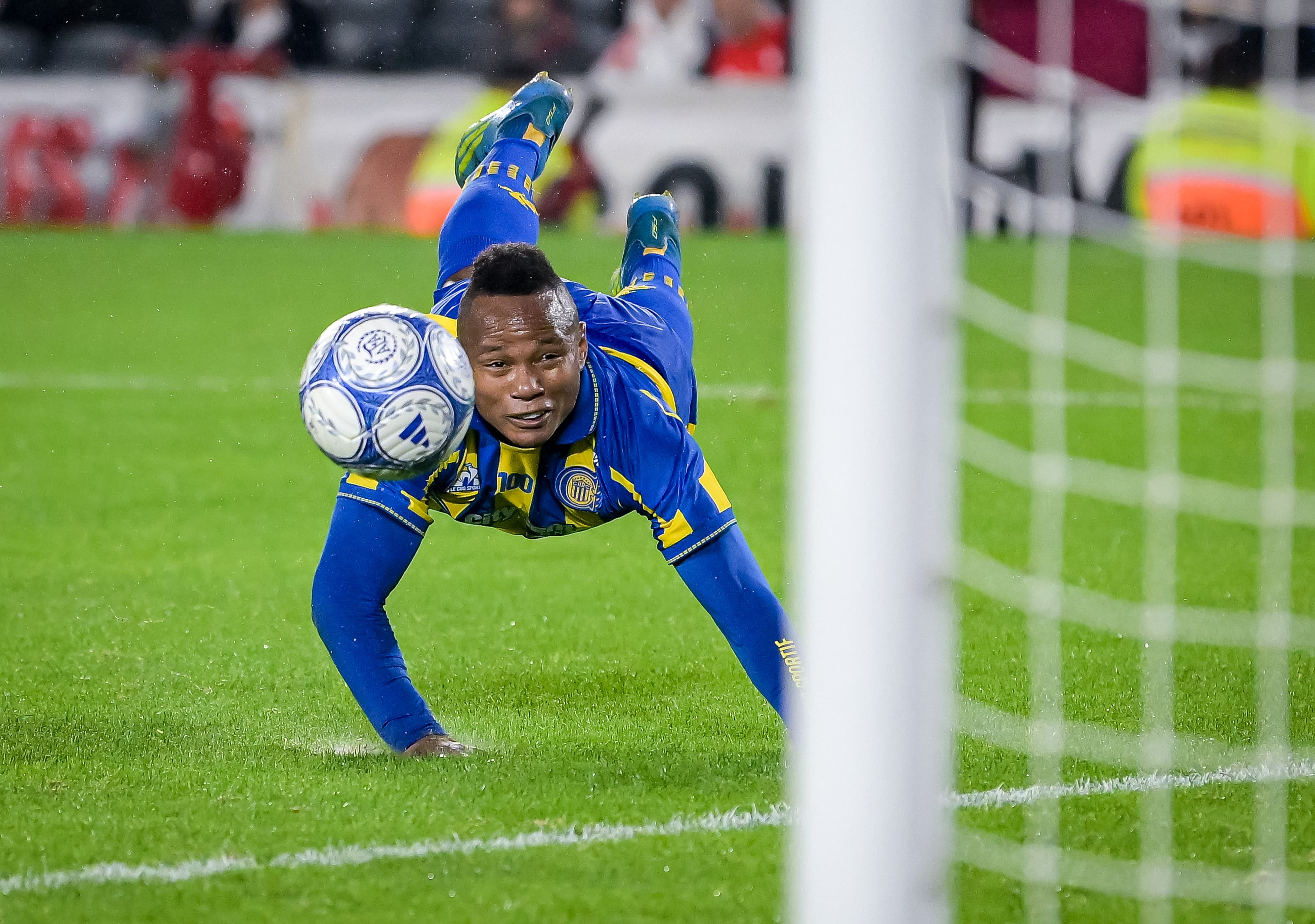 BUENOS AIRES, ARGENTINA - AUGUST 2: Jaminton Campaz of Rosario Central heads the ball during a Torneo Clausura Mercado Libre 2026 match between River Plate and Rosario Central at Estadio Mas Monumental Antonio Vespucio Liberti on August 2, 2026 in Buenos Aires, Argentina.  (Photo by Marcelo Endelli/Getty Images)