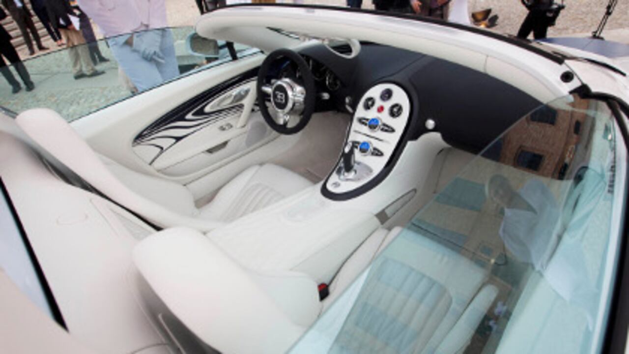 Este automóvil cuenta con 12 elementos de porcelana, junto con una bandeja en la consola central diseñada para servir caviar.