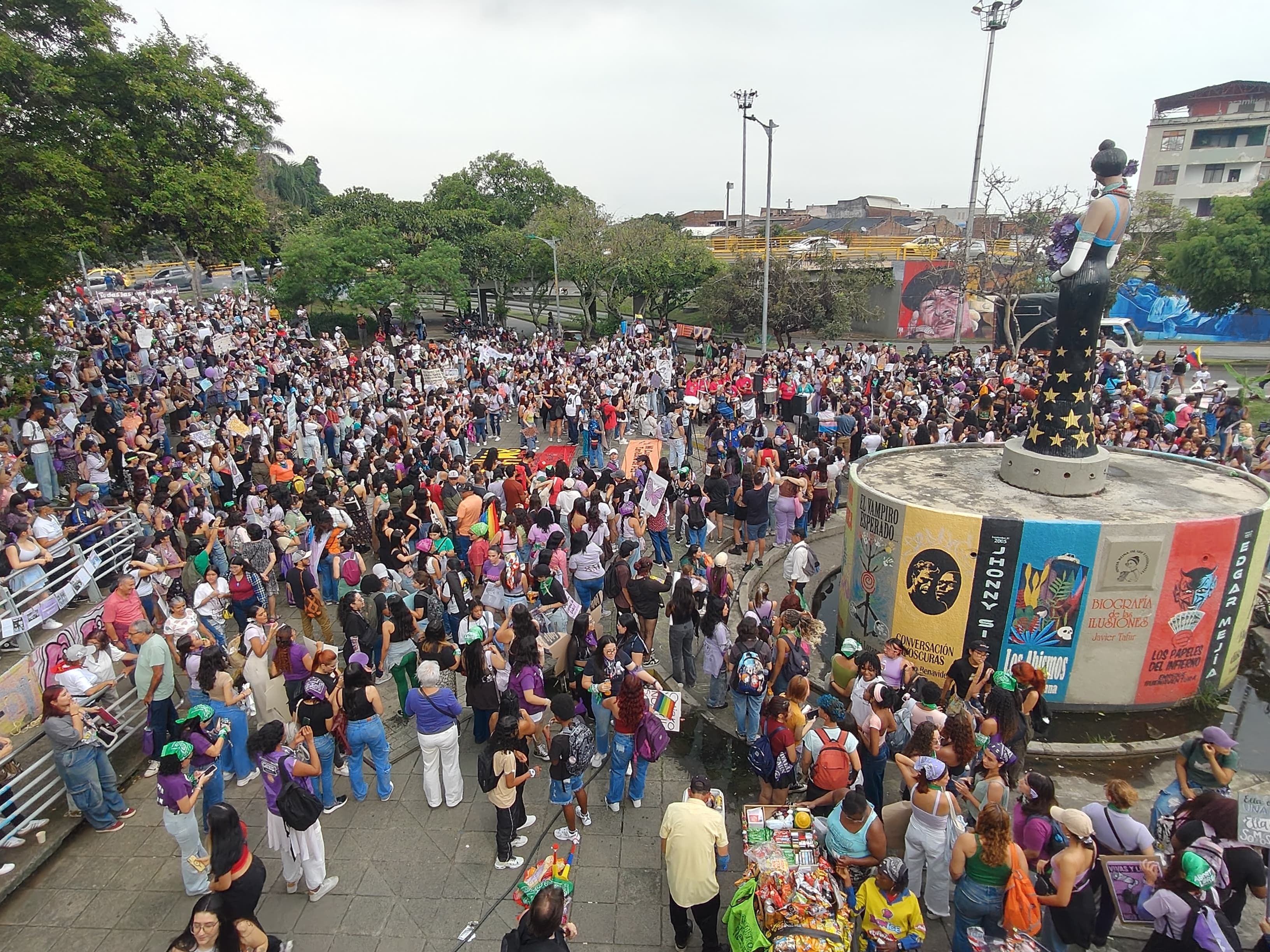 Marcha 8M en Cali - Una gran participación tiene la marcha convocada por diferentes colectivos feministas en Cali este 8 de marzo de 2025. José L. Guzmán / El País