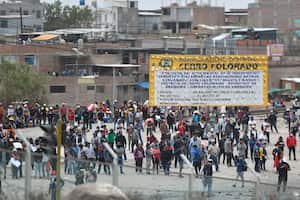 Los manifestantes chocan con la policía antidisturbios durante una protesta en la carretera Panamericana en el Cono Norte de Arequipa, Perú, el 12 de diciembre de 2022. Los manifestantes exigieron nuevas elecciones y la renuncia de la nueva presidenta Dina Boluarte, luego del arresto de su predecesor de izquierda.