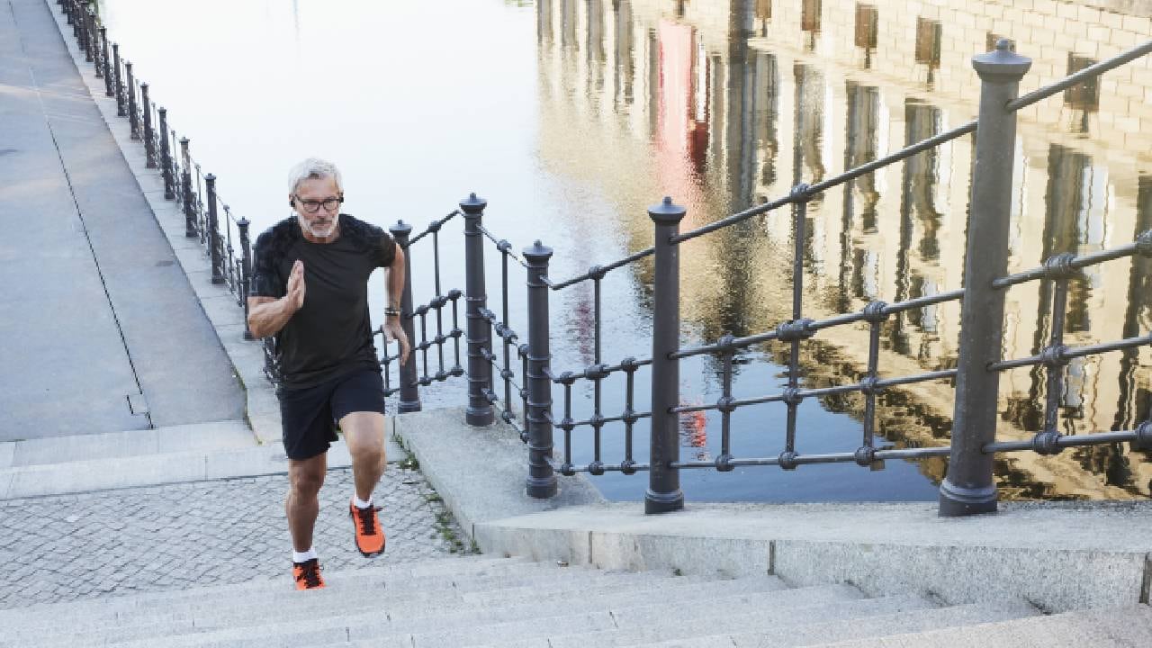 Subiendo y bajando escaleras se realiza ejercicio aeróbico, es decir, aquel que engloba actividades de media o alta intensidad. Foto: Gettyimages.
