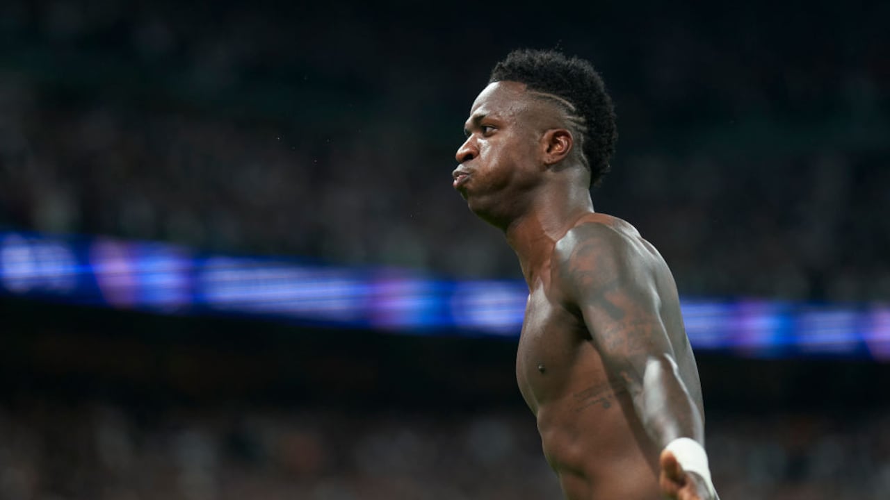 MADRID, ESPAÑA - 22 DE OCTUBRE: Vinicius Junior del Real Madrid CF celebra tras marcar el cuarto gol de su equipo durante el partido de la Fase MD3 de la Liga de Campeones de la UEFA 2024/25 entre el Real Madrid C.F. y Borussia Dortmund en el Estadio Santiago Bernabeu el 22 de octubre de 2024 en Madrid, España. (Foto de Mateo Villalba/Getty Images)