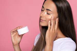 Las ‘patas de gallo’ comienzan a aparecer y terminan convirtiéndose en una de las imperfecciones en el rostro más comunes.