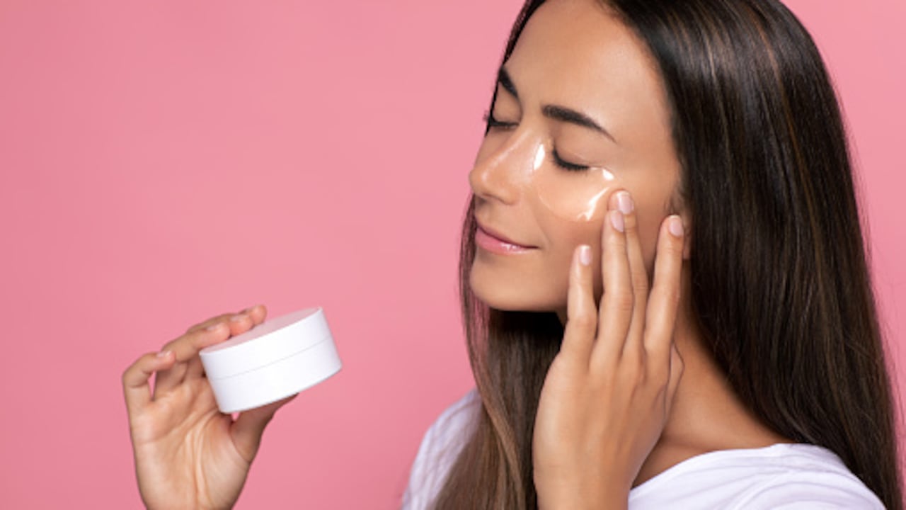 Las ‘patas de gallo’ comienzan a aparecer y terminan convirtiéndose en una de las imperfecciones en el rostro más comunes.