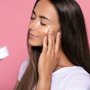 Las ‘patas de gallo’ comienzan a aparecer y terminan convirtiéndose en una de las imperfecciones en el rostro más comunes.