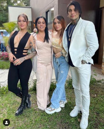 Cintia, Gisela y Yéferson junto a su mamá. Foto: Instagram @gisela.mc.