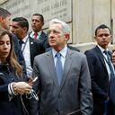 expresidente Alvaro Uribe y su abogado defensor, Jaime Granados, acudieron al Palacio de Justicia para presentar un documento de 125 paginas con sus objeciones contra el auto de hace una semana, en el que la Corte Suprema de Justicia determino investigar al exmandatario por manipulación de testigos
en contra del tambien congresista Ivan Cepeda
Bogota feb 23 2018
foto Guillermo Torres revista Semana