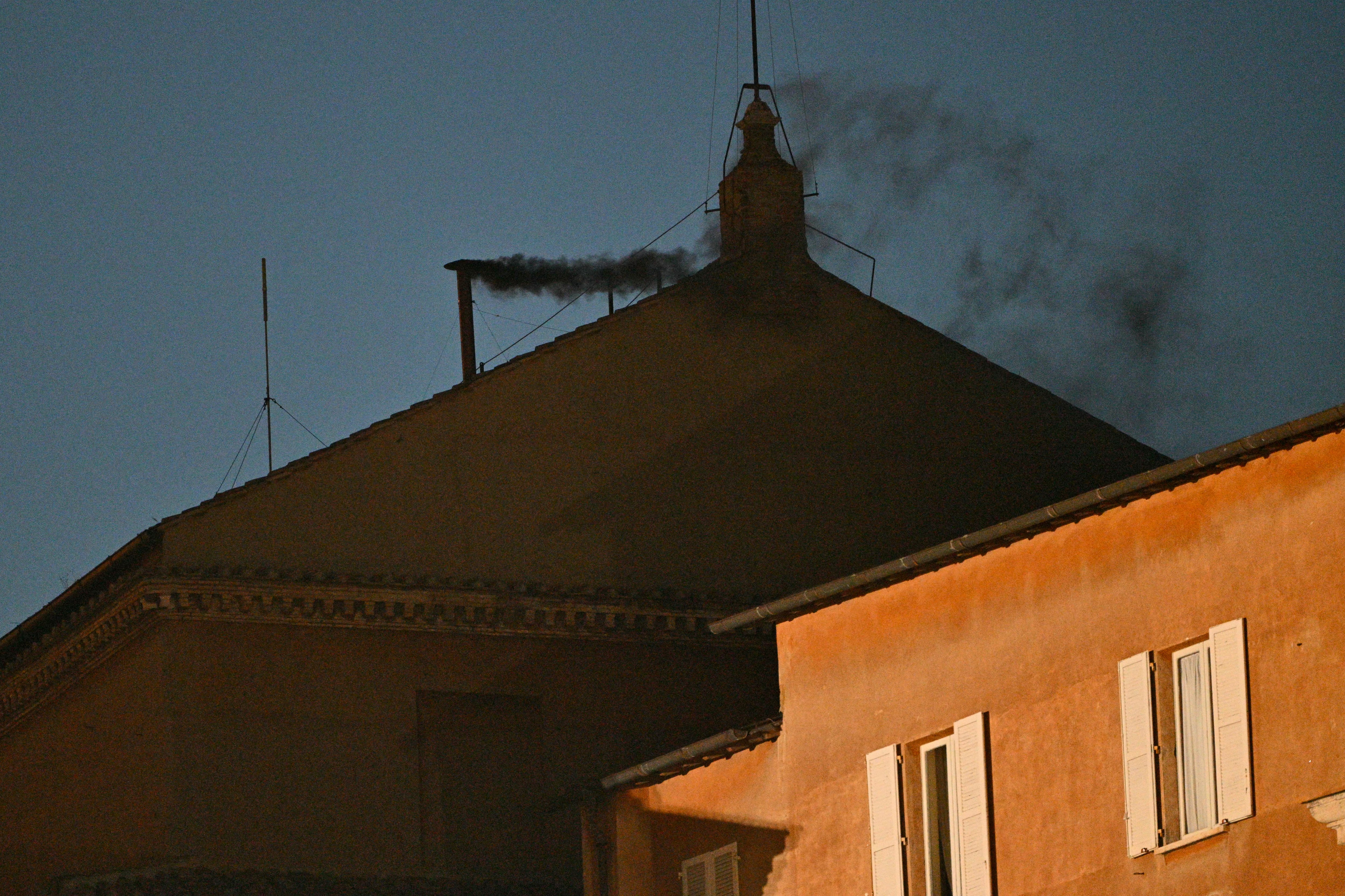 El humo negro salió de la chimenea de la Capilla Sixtina.