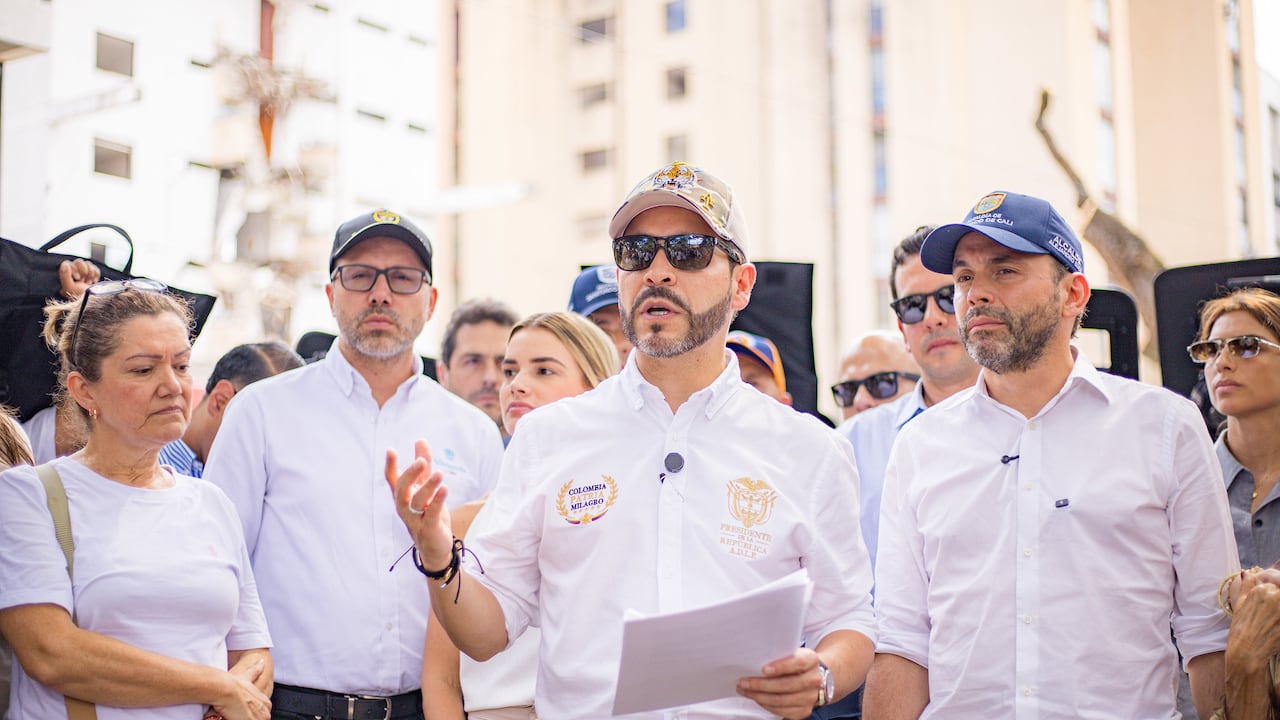 El presidente Abelardo De La Espriella durante su visita al barrio Cuarto de Legua en Cali.