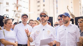 El presidente Abelardo De La Espriella durante su visita al barrio Cuarto de Legua en Cali.