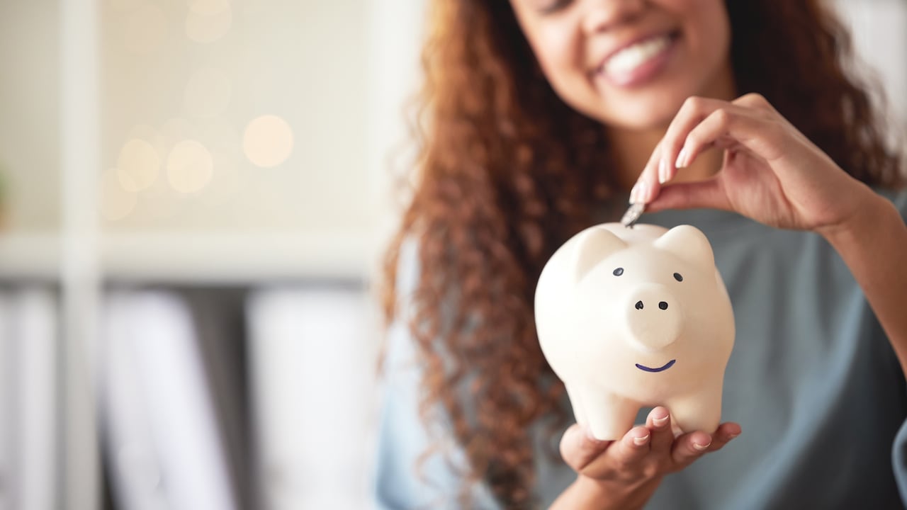 Mantener una adecuada gestión financiera es fundamental para asegurar que el dinero alcance y no se agote rápidamente debido a diversos factores que pueden afectar la estabilidad económica.