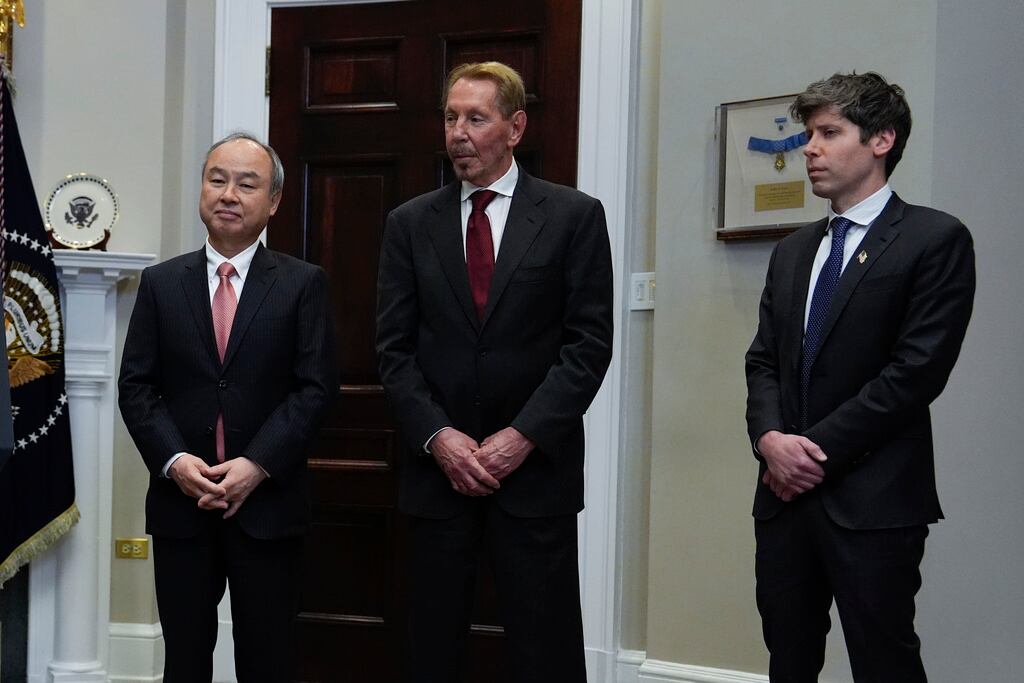 Masayoshi Son, director ejecutivo de SoftBank Group, desde la izquierda, Larry Ellison, presidente de Oracle Corporation y director de tecnología, y Sam Altman, director ejecutivo de OpenAI, escuchan al presidente Donald Trump en la Sala Roosevelt de la Casa Blanca, el martes 21 de enero de 2025. en Washington. (Foto AP/Julia Demaree Nikhinson)