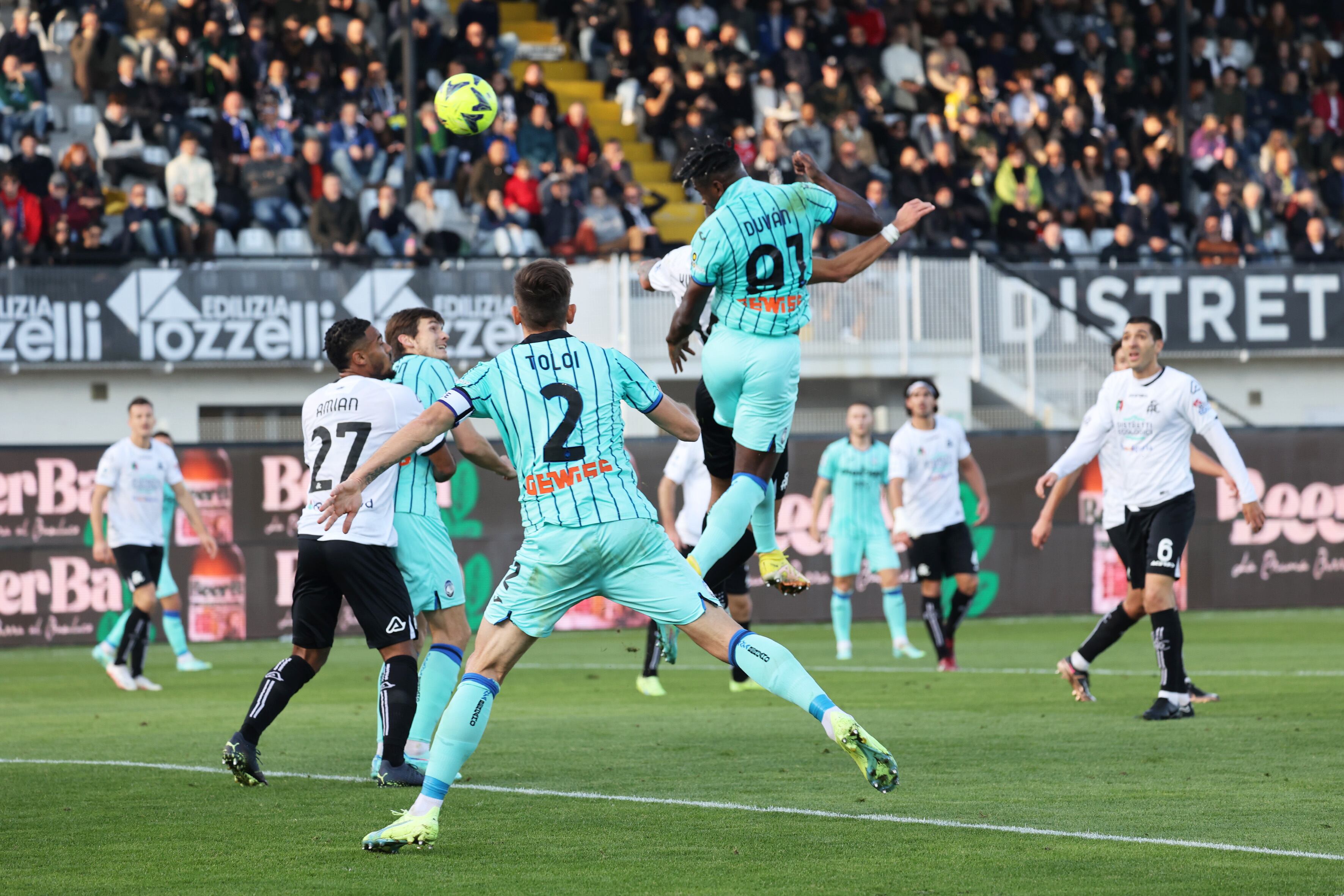 Duván Zapata en el duelo con Spezia por Serie A.