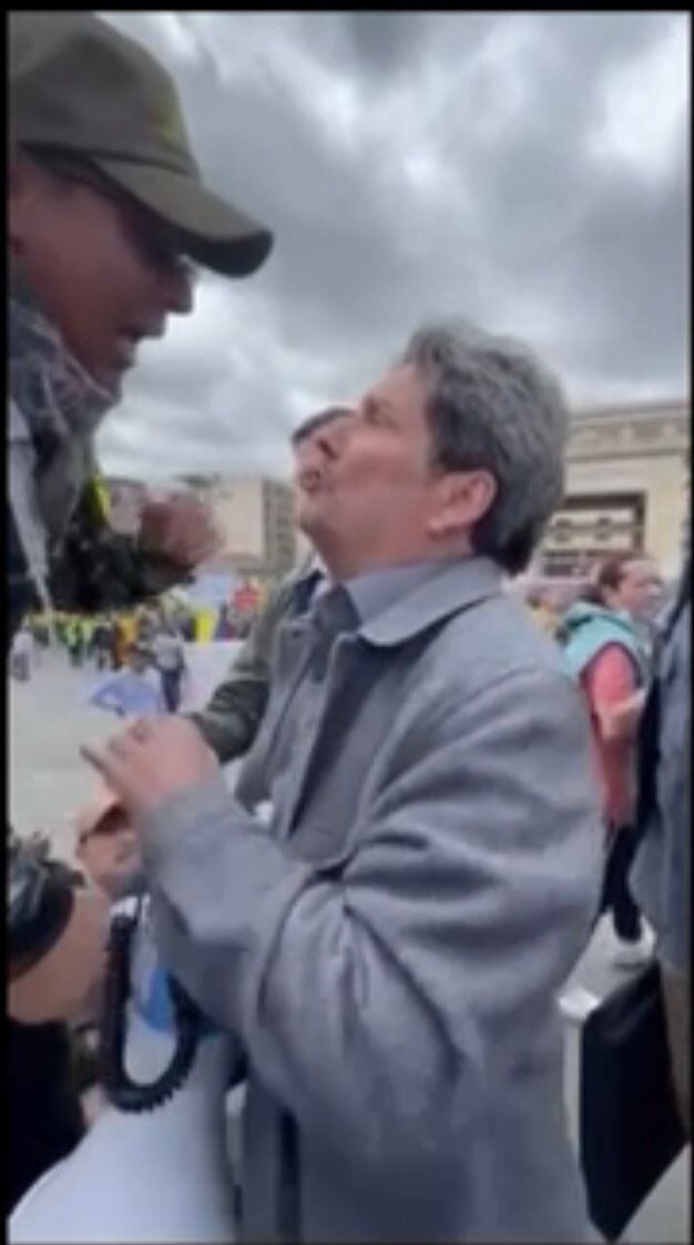 Francisco Santos en el momento del incidente en la Plaza de Bolívar en Bogotá.