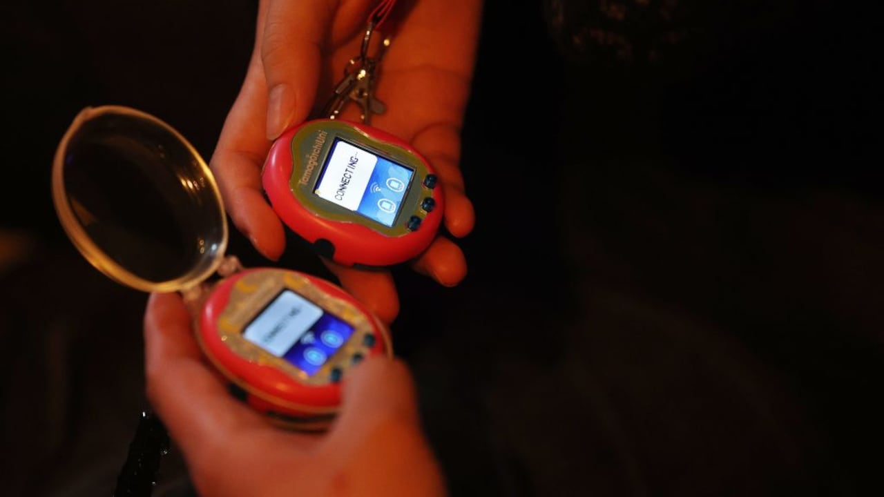 Lo que fue un huevo electrónico ahora llega a los celulares con una propuesta que une a parejas y amigos.