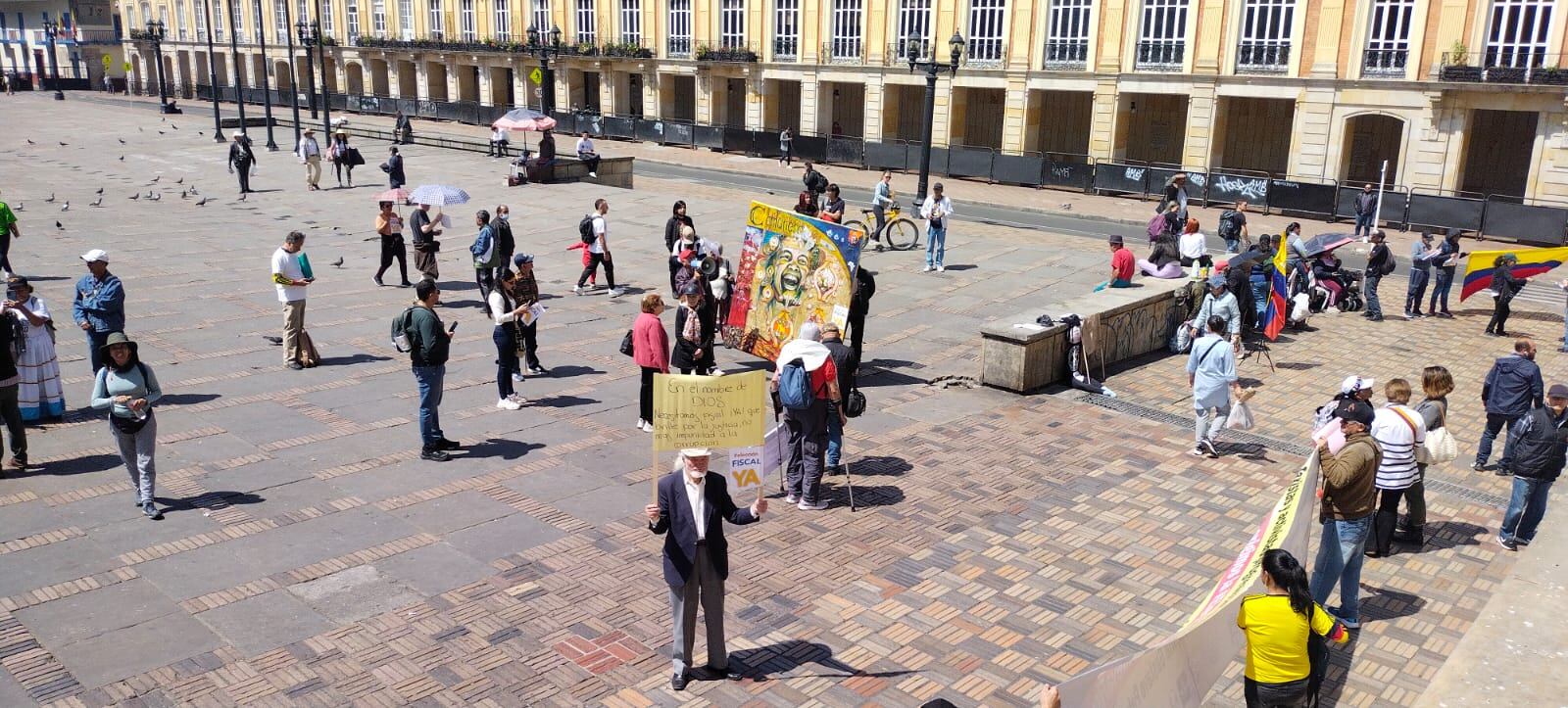 Ciudadanos se manifestaron frente a la Corte Suprema de Justicia para reclamar por elección de Fiscal General de la Nación.