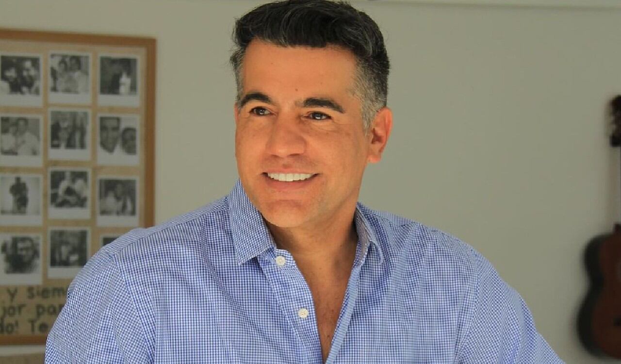 El presentador mostró la transformación de su rostro por medio del maquillaje