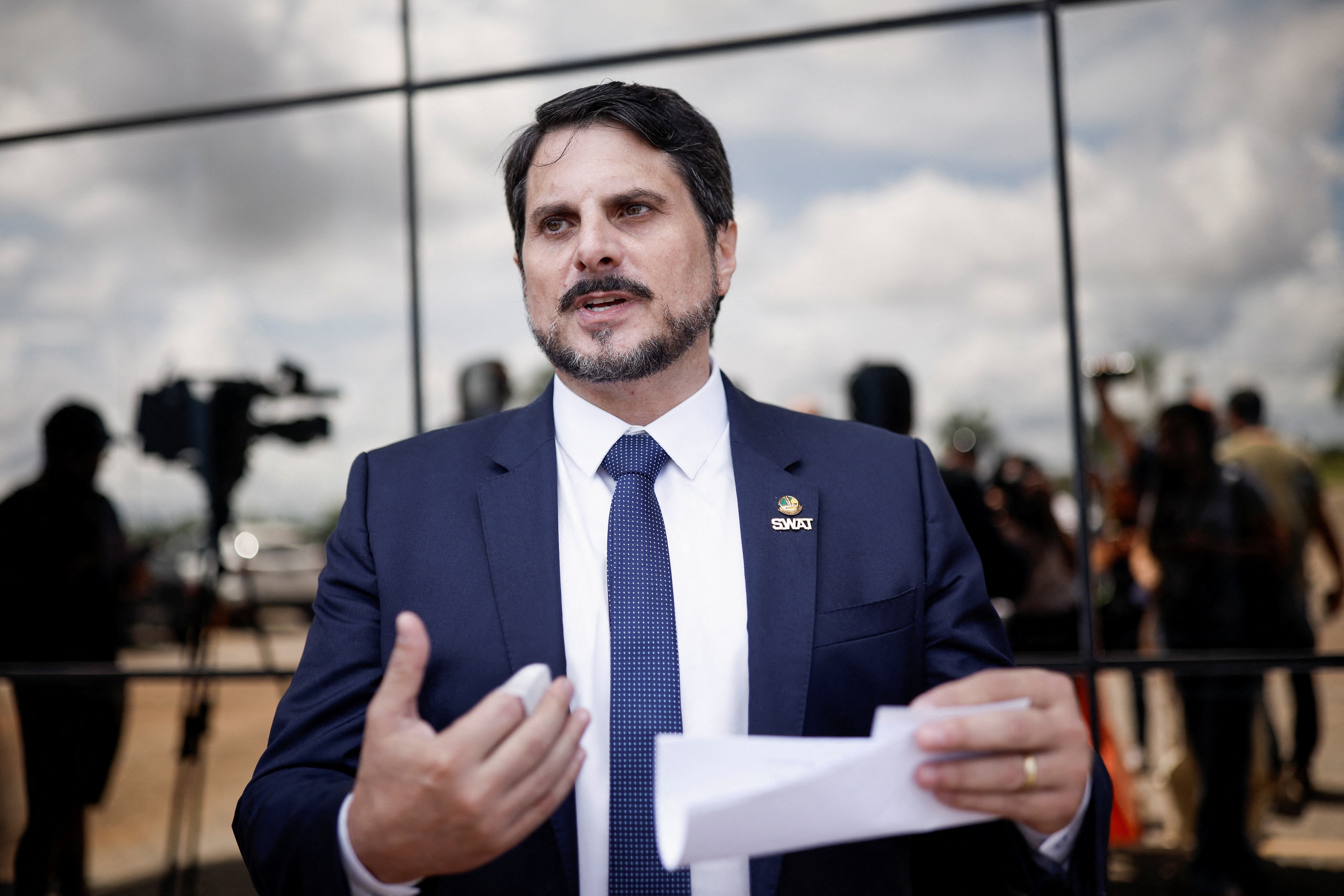 El senador brasileño Marcos do Val habla frente a la Academia Nacional de la Policía Federal donde fueron llevados los partidarios de Bolsonaro detenidos después de los actos antidemocráticos, en Brasilia, Brasil, el 10 de enero de 2023.