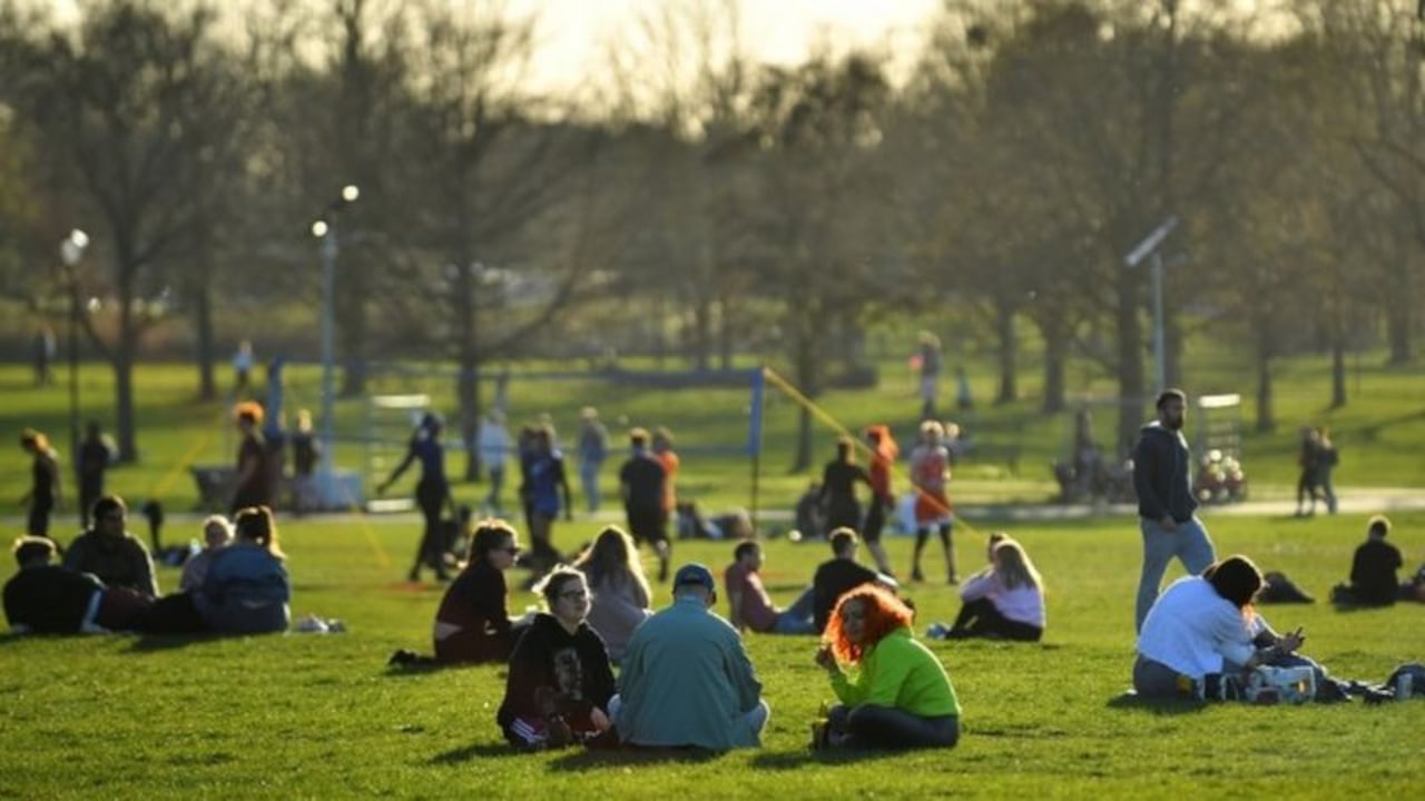 Londres empieza a relajar sus restricciones y desde el lunes 29 de marzo hasta seis personas (o dos familias) pueden reunirse en espacios al aire libre.