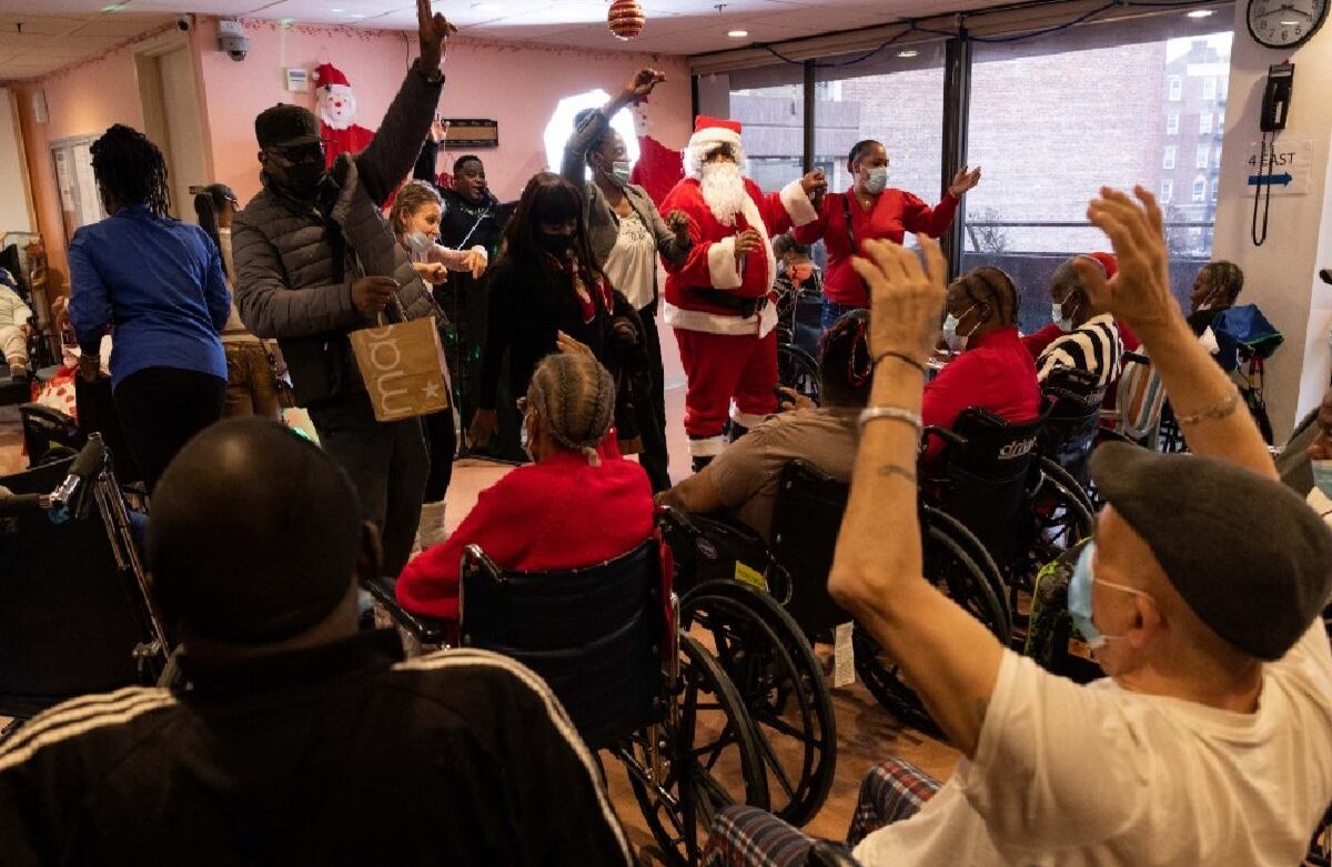 Los residentes de un asilo de ancianos en Blooklyn, Nueva York,  y los trabajadores del lugar bailan  durante la fiesta de Navidad.