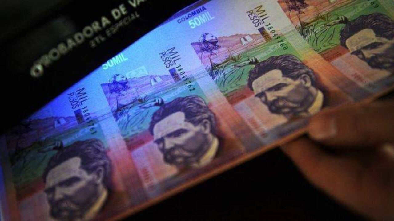 El peso colombiano cayó a niveles históricos en agosto de este año.