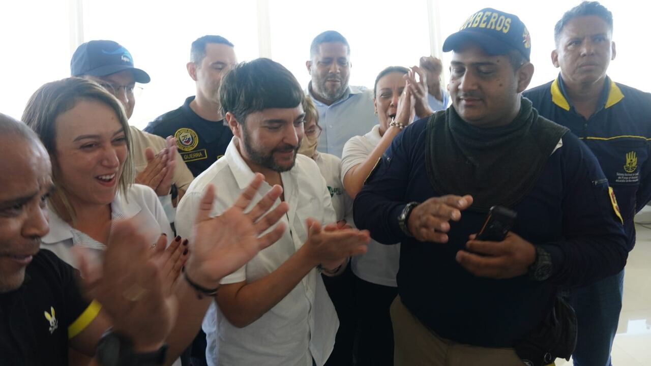 Con aplausos y abrazos celebraron el haber controlado la emergencia.