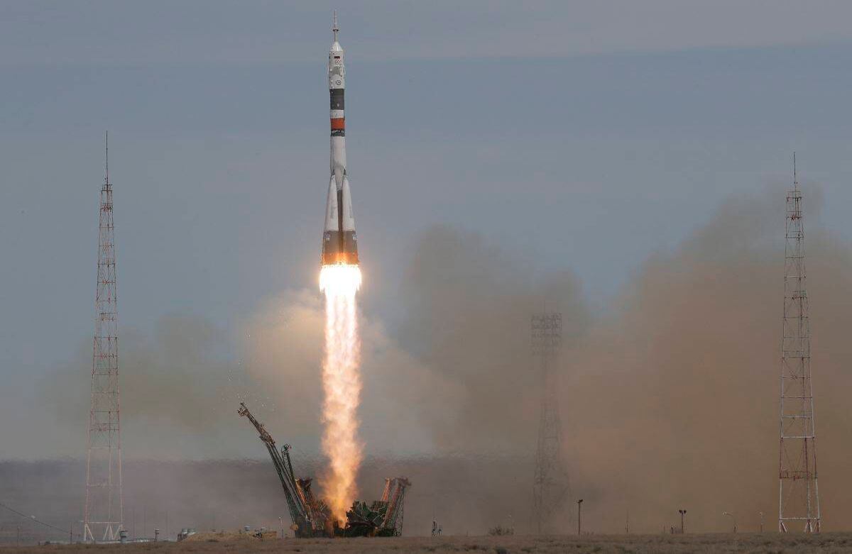 El cohete Soyuz-FG con una nave espacial Soyuz MS-04 que transporta un nuevo tripulante a la Estación Espacial Internacional, ISS, arranca en el cosmódromo de Baikonur, alquilado en Rusia, Kazajstán, el jueves 20 de abril de 2017.  (Foto AP / Dmitri Lovetsky)  