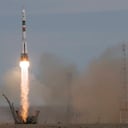 El cohete Soyuz-FG con una nave espacial Soyuz MS-04 que transporta un nuevo tripulante a la Estación Espacial Internacional, ISS, arranca en el cosmódromo de Baikonur, alquilado en Rusia, Kazajstán, el jueves 20 de abril de 2017. (Foto AP / Dmitri Lovetsky)