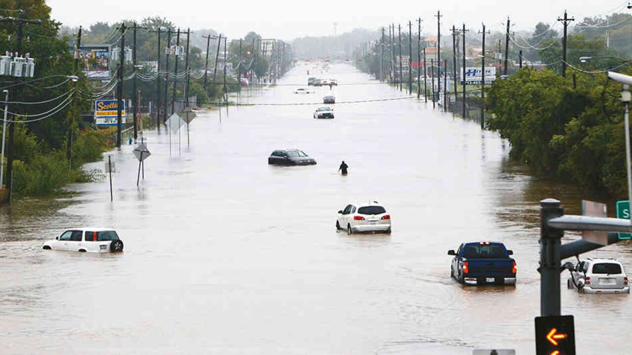 Inundaciones y destrucción de infraestructura fueron efectos de los recientes huracanes.