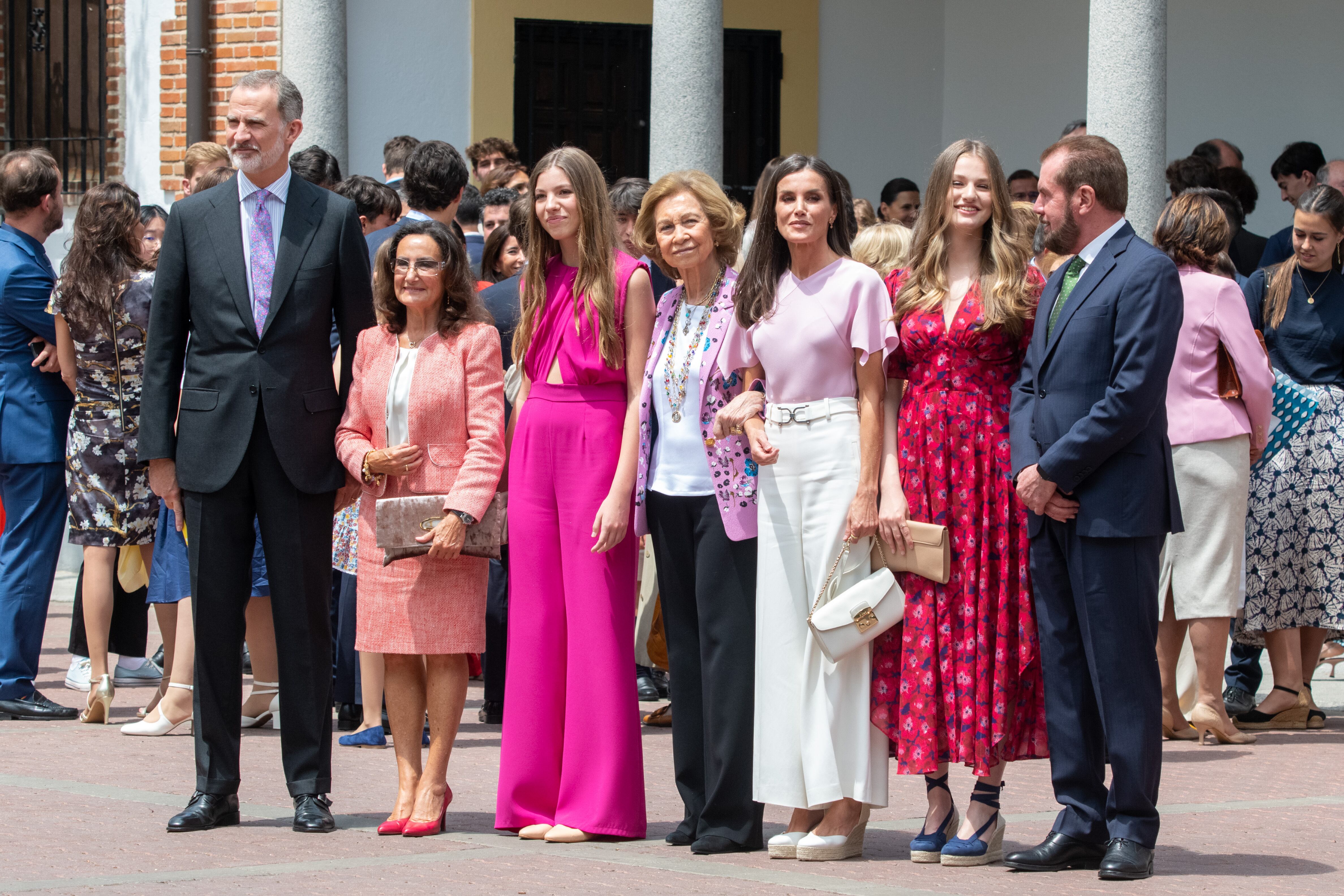 La Infanta Sofía recibe su confirmación arropada por su familia