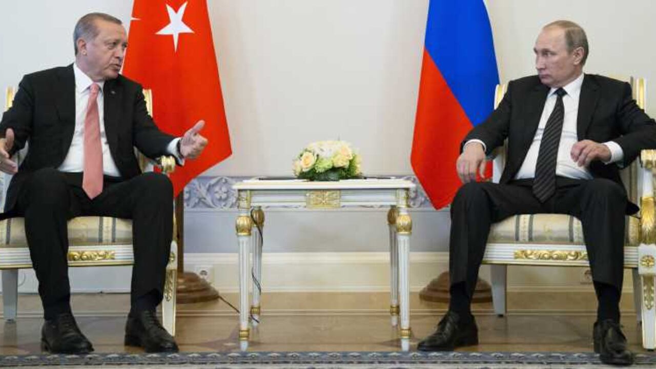 Antes de sentarse a conversar con Putin, Erdogan tuvo que pedir perdón por el derribo de un avión que habìa entrado al espacio aéreo turco. Entre las razones que le hicieron cambiar de parecer se encuentran las sanciones económicas que Rusia le impuso.