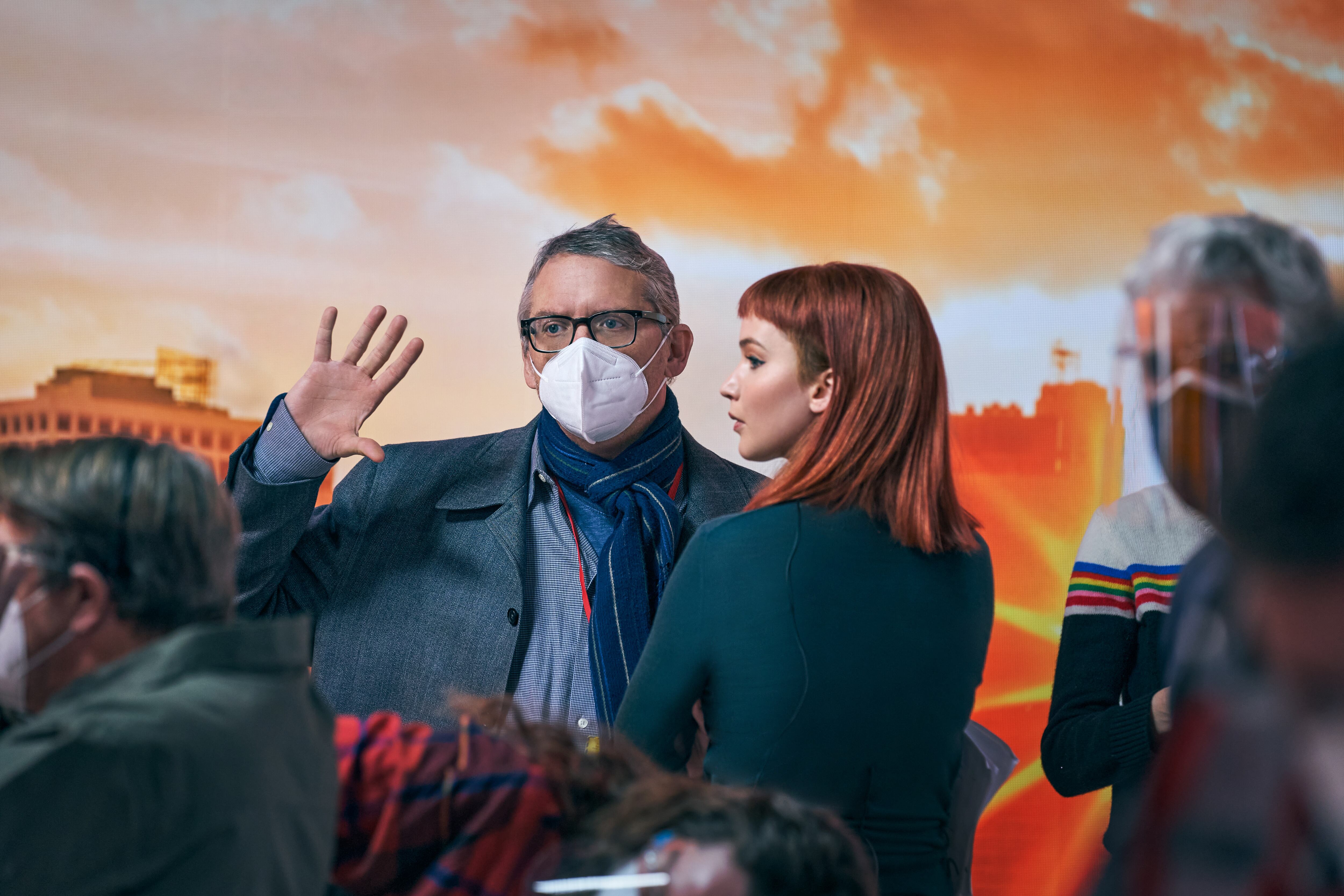 DON'T LOOK UP (L to R) Director ADAM MCKAY, 
JENNIFER LAWRENCE as KATE DIBIASKY.  Cr. NIKO TAVERNISE/NETFLIX © 2021