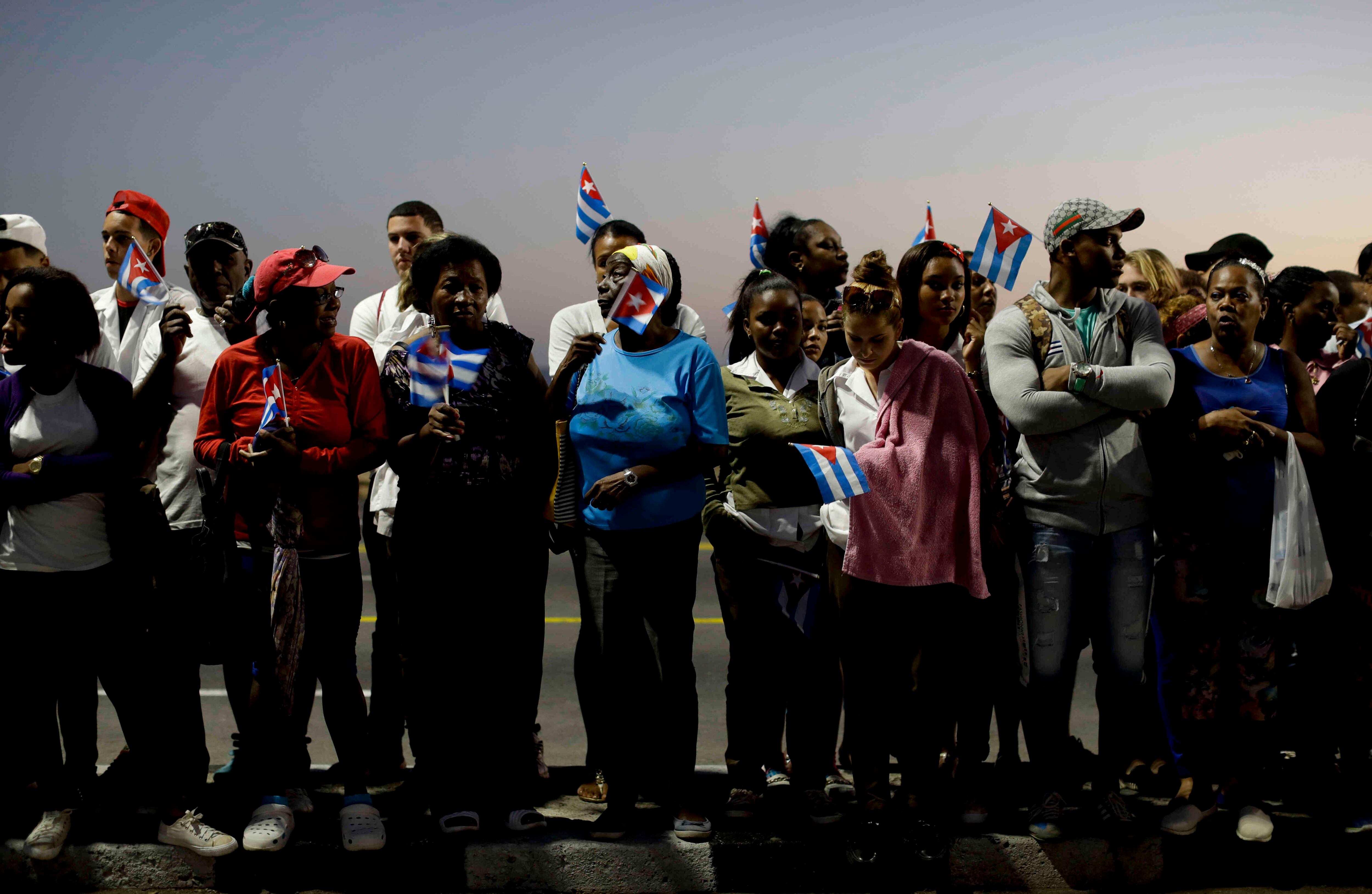 Personas en el famoso Malecón con banderas de Cuba despidiendo a su líder político. (AP Photo/Natacha Pisarenko)