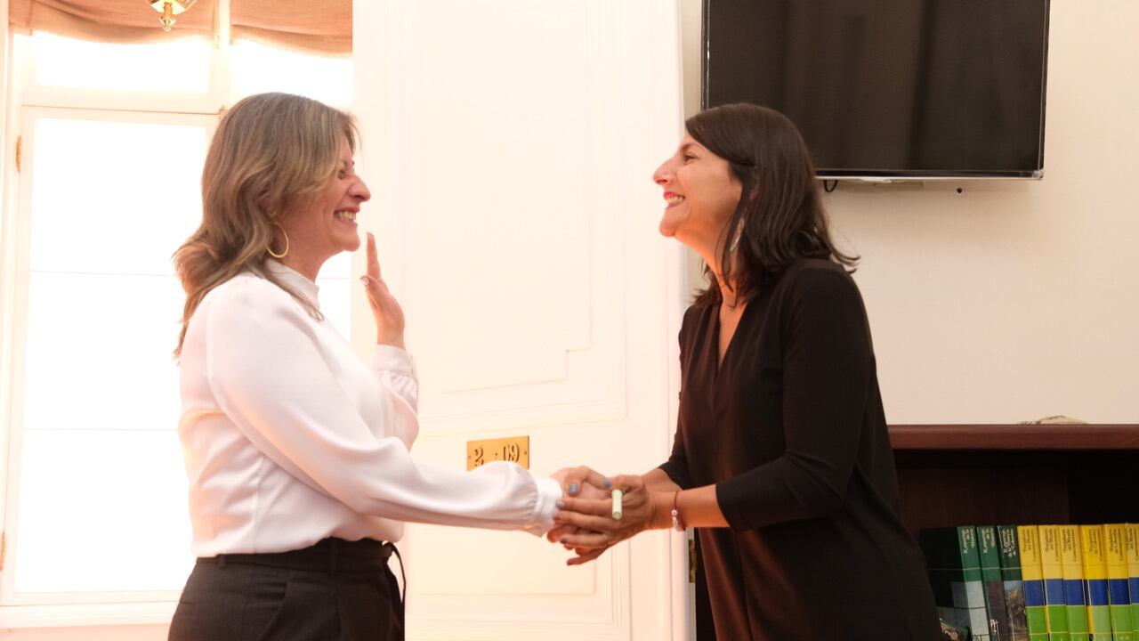 Posesión de Clara Liliana Guatame ante la Ministra de Minas y Energía Irene Vélez
