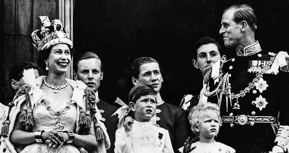 El príncipe Felipe, esposo de Isabel II, se dedicó a criticar al fotógrafo Cecil Beaton durante el posado tras la ceremonia en 1953. 