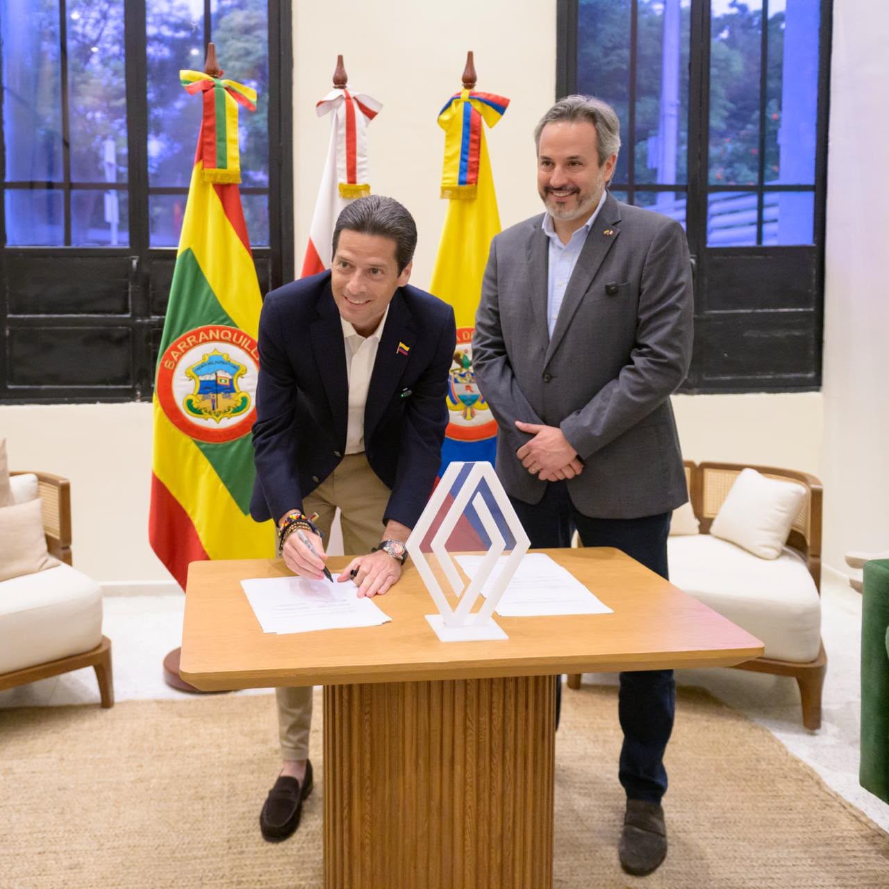 El Gobierno del presidente Abelardo De La Espriella avanza en una alianza estratégica con Renault-Sofasa para impulsar la fabricación de un nuevo vehículo en Colombia, con una inversión proyectada de hasta US$150 millones.